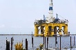Giá dầu lên đỉnh 16 tháng sau thỏa thuận cắt sản lượng của OPEC